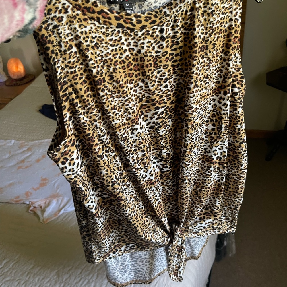 Sleeveless leopard print top. Ties in front